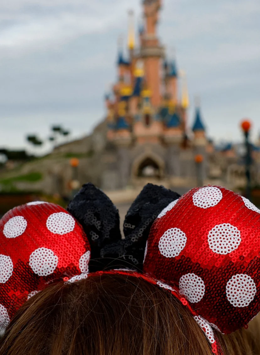 Man (22) gearresteerd na nepbruiloft met 9-jarig meisje in Disneyland Parijs