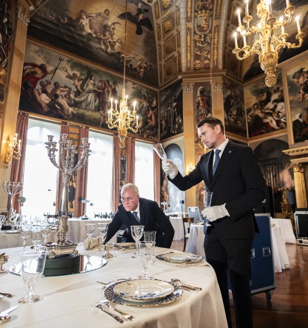Opbouw Oranjezaal voor NAVO-diner op HTB (Pool)