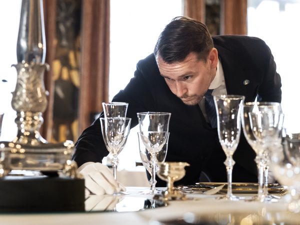 Opbouw Oranjezaal voor NAVO-diner op HTB (Pool)