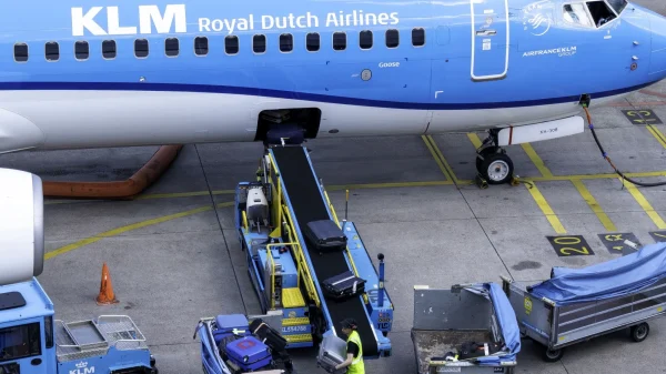 Het inladen van de bagage bij een KLM-vliegtuig, gekozen vanwege de staking