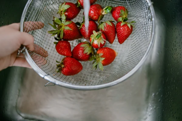 Aarbeiden in een vergiet en hoe schoonmaken