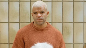 Thumbnail voor ‘Het is tegenwoordig bijna gek als je níet bang bent’: Sef maakte een album over leven in de wereld van nu