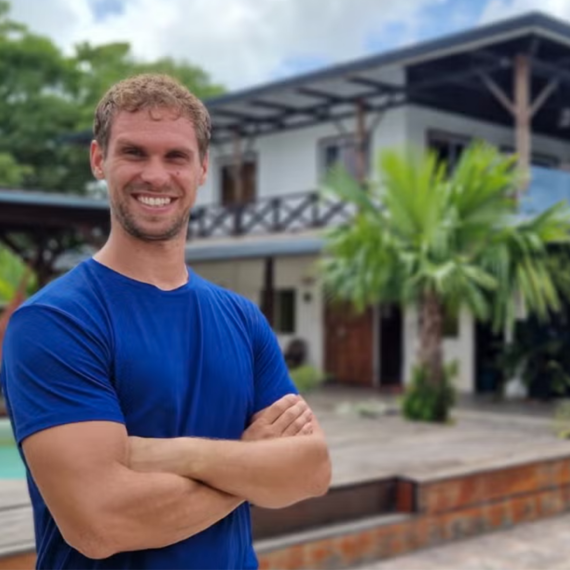 Nieuwe B&B-eigenaar Dick Lock in blauw shirt voor zijn B&B in Suriname