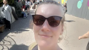 Thumbnail voor Esther (33) werkt 20 uur in de week, maar kocht op haar 21ste wél een twee-onder-één-kapwoning