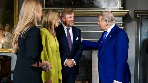 Thumbnail voor Koning Willem-Alexander blikt terug op ontvangst van Trump: 'Amalia vond het heel interessant'