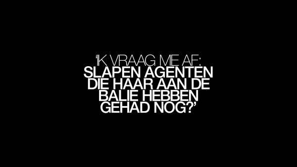 Blok met een citaat van Saskia Belleman over moord op vrouwen; 'Ik vraag me af: slapen agenten die haar aan de balie hebben gehad nog?'