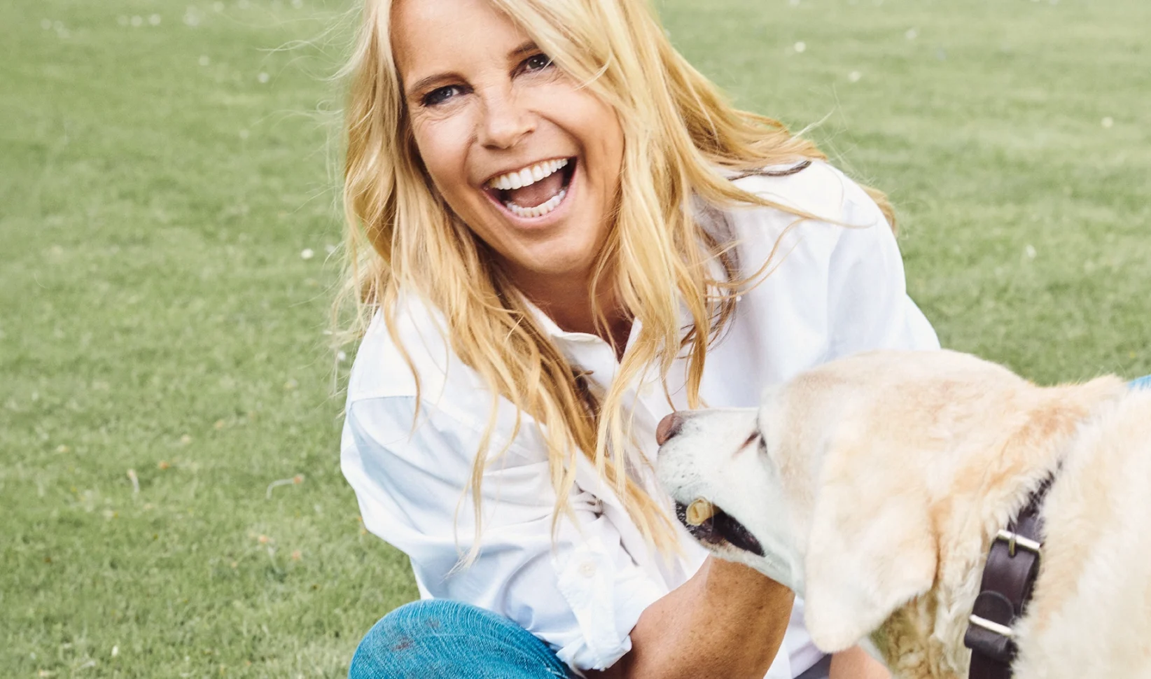 Linda de Mol speelt met haar labrador