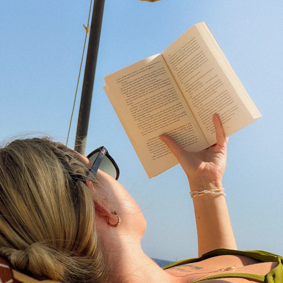 Jonge meid boeken lezen