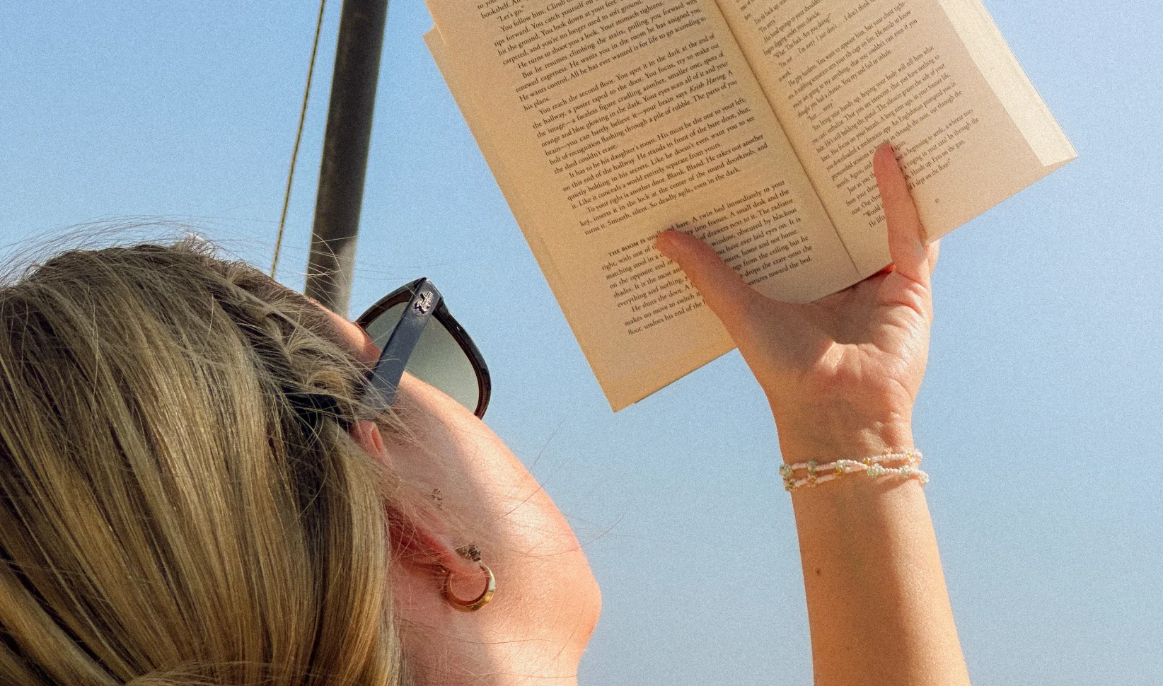 Jonge meid boeken lezen