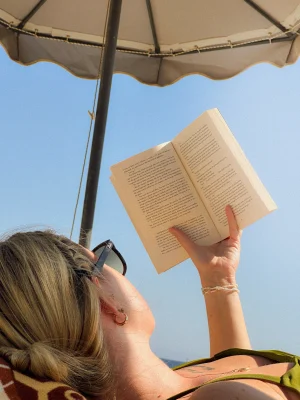 Thumbnail voor Zwijmelen, huilen en lachen: de LINDA.meiden-redactie tipt dé ultieme beach reads