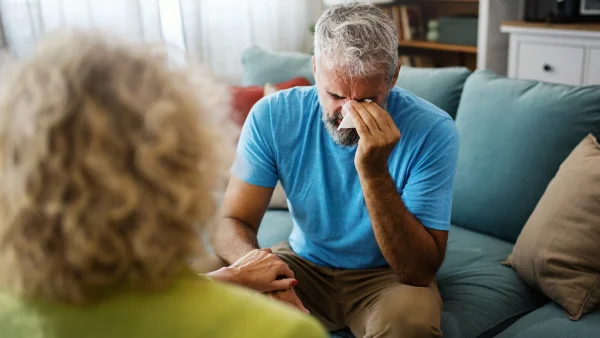 Bedrogen vrouw luistert naar een huilende man