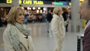 Thumbnail voor Moeder ziet zoon na 1,5 jaar weer terug in 'Hello Goodbye': 'Hij zat in een Indiase gevangenis'