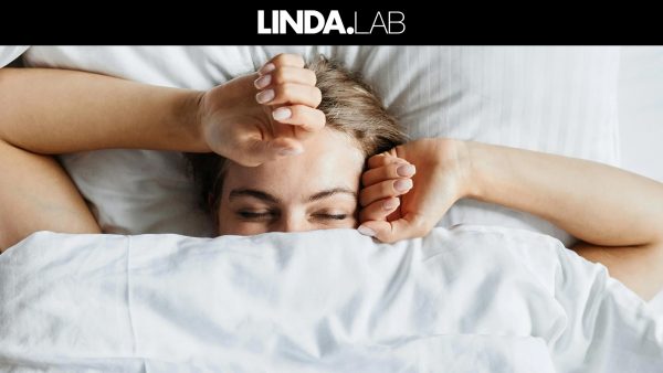 Vrouw in bed matras testen