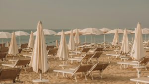 Thumbnail voor Influencer Meira krijgt gratis stranddag plús cocktails en neemt haar vriendin mee: 'Stuurt ze een Tikkie voor benzine'
