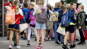 Thumbnail voor Hitte zorgt voor tropenroosters op scholen: kinderen eerder naar huis en spelen in de schaduw