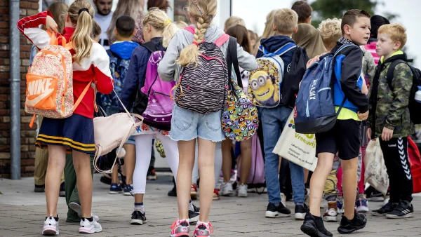 De hitte laat zich overal voelen: niet alleen ouderen hebben er last van, ook scholen merken de gevolgen. Dat leidt tot tropenroosters, spelen in de schaduw en het uitdelen van ijsjes.