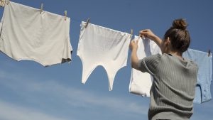 Thumbnail voor Zonnebrandvlekken in je (witte) kleding? Zo krijg je ze er wél uit