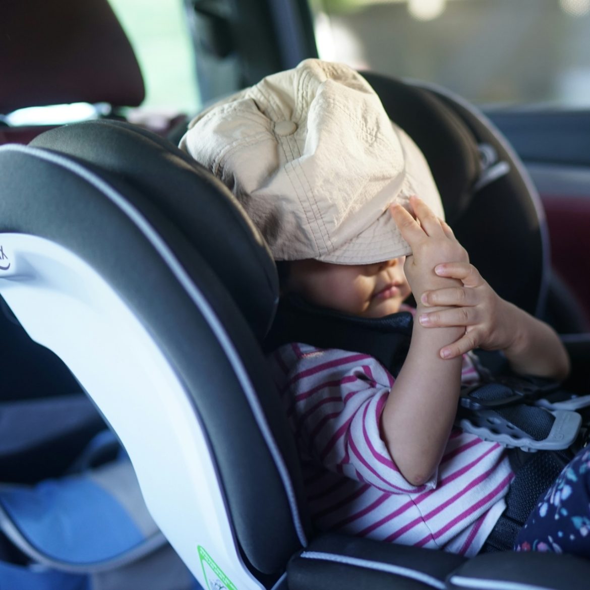 baby in snikhete auto