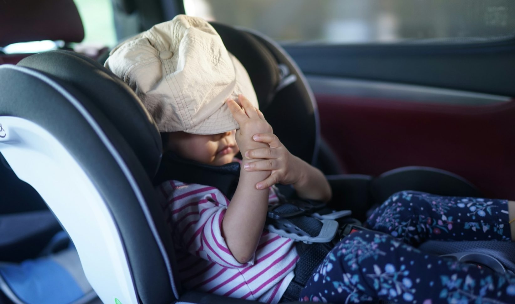 baby in snikhete auto
