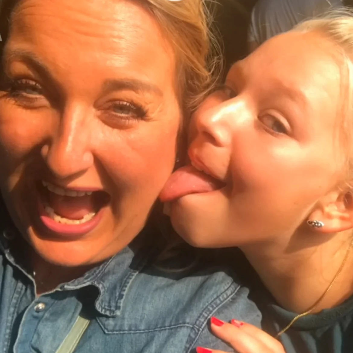 In Van de Wereld blikken vrienden en familie terug op het leven van Zoë (18). Ze overleed aan oververhitting nadat ze XTC had genomen. 'Ze was levenslustig'.