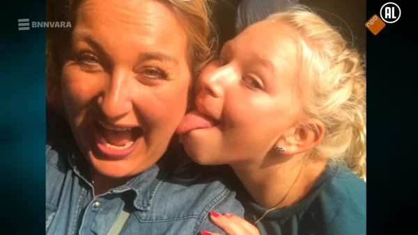 In Van de Wereld blikken vrienden en familie terug op het leven van Zoë (18). Ze overleed aan oververhitting nadat ze XTC had genomen. 'Ze was levenslustig'.