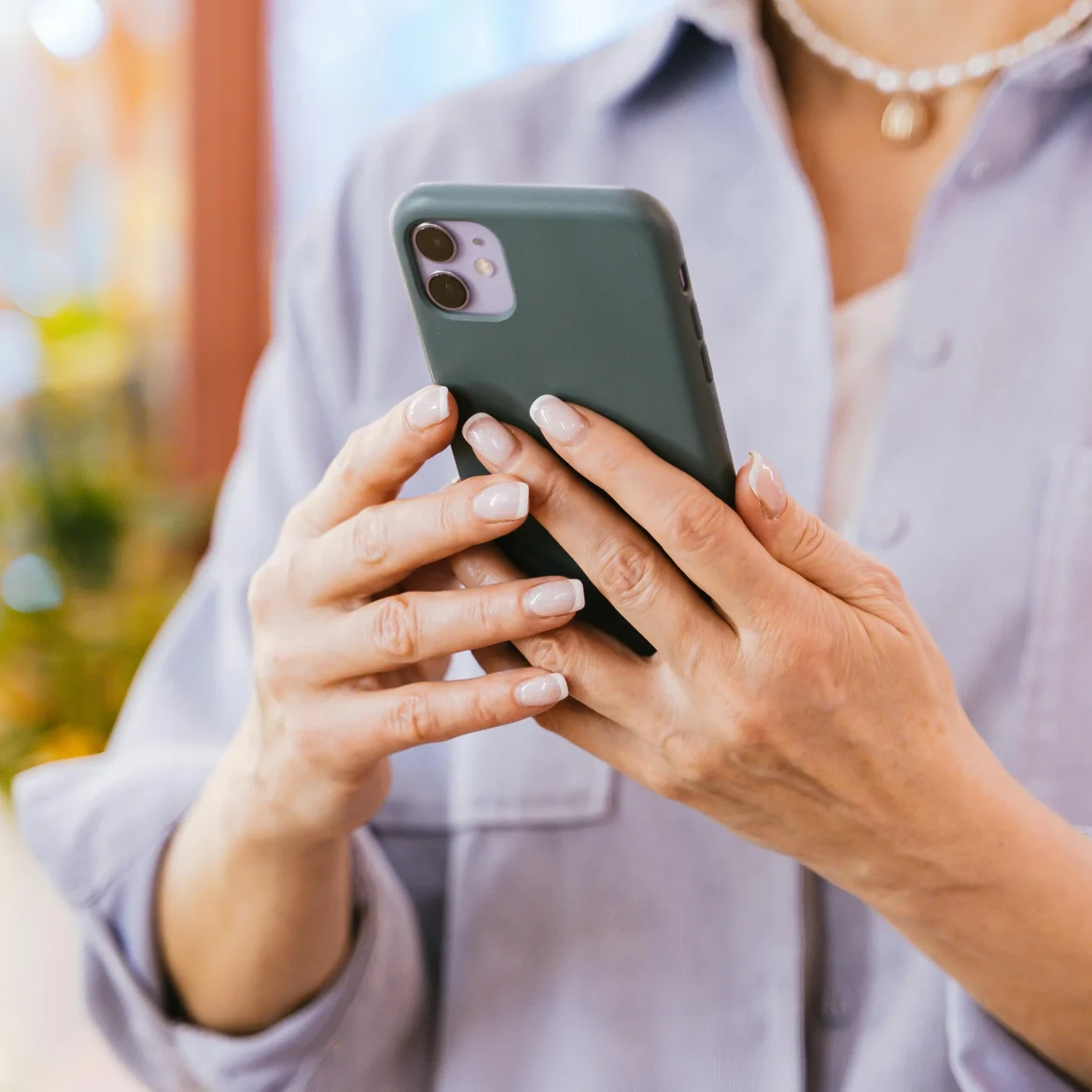 Telefoon oververhit, iPhone in handen van vrouw