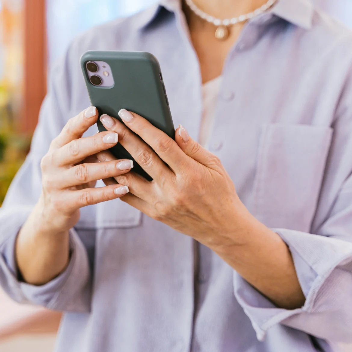 iPhone in handen van vrouw die Google Discover bekijkt