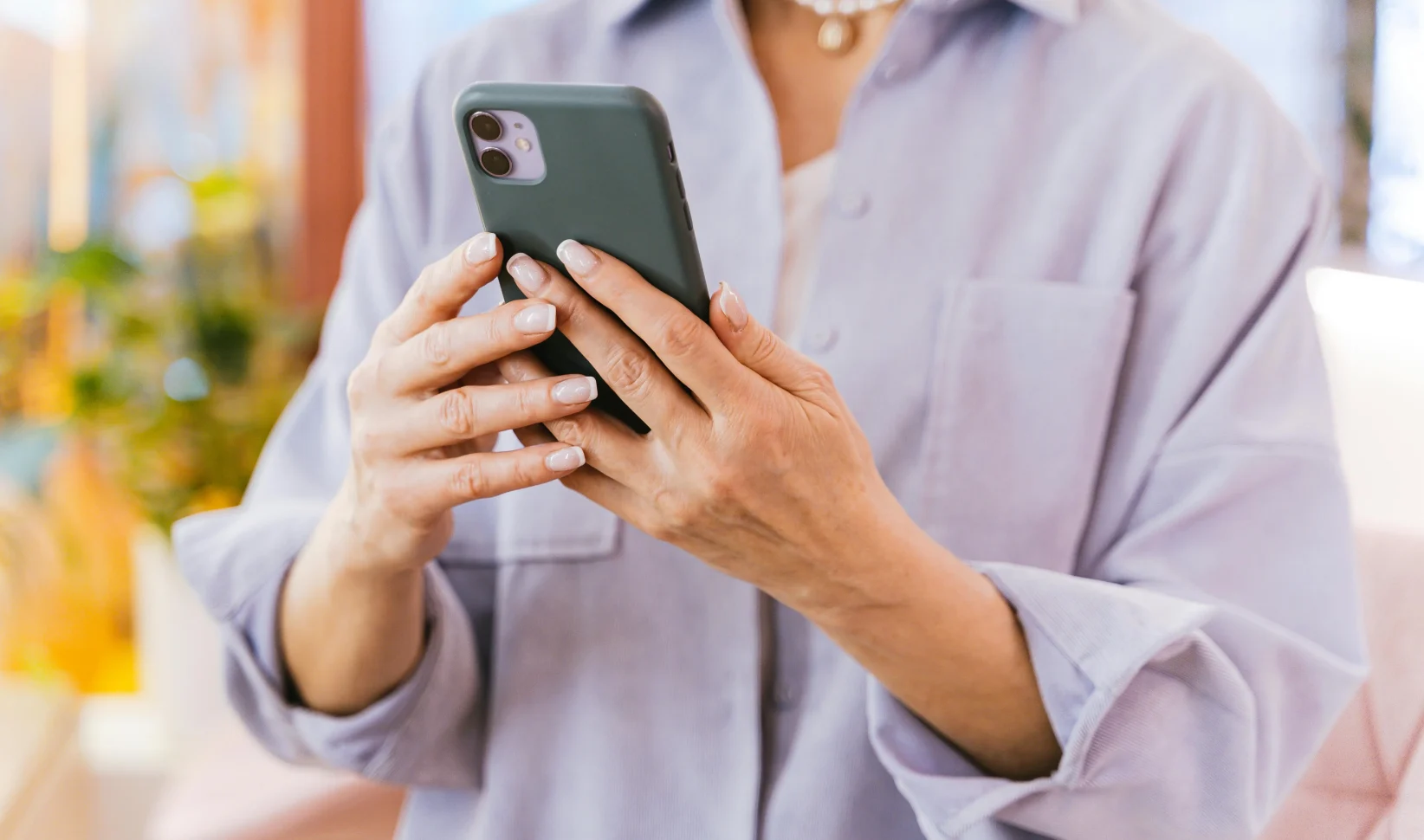 Telefoon oververhit, iPhone in handen van vrouw