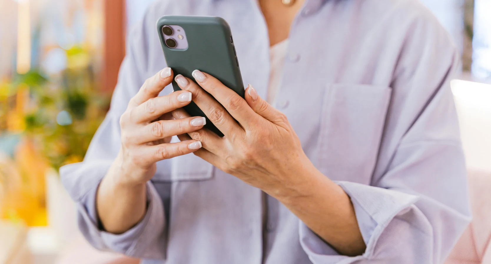 iPhone in handen van vrouw die Google Discover bekijkt