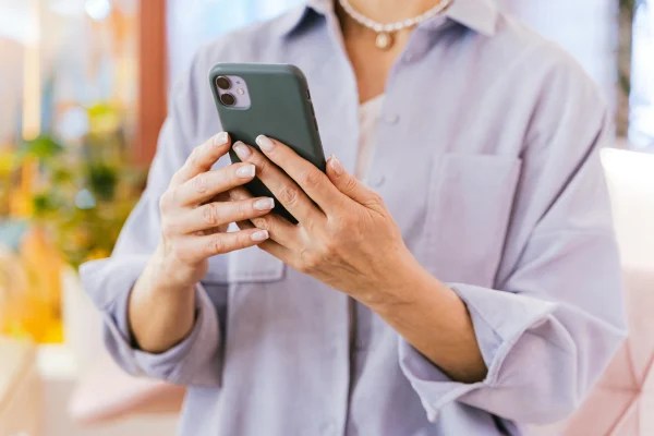 Telefoon oververhit, iPhone in handen van vrouw