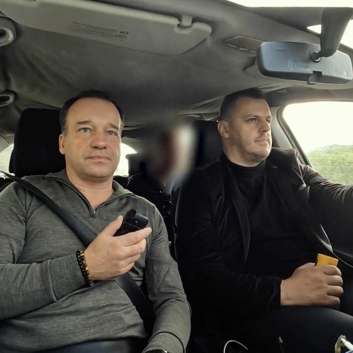 Misdaadjournalist en onderzoeksjournalist in de auto opweg naar het hoofd van The Pink Panthers