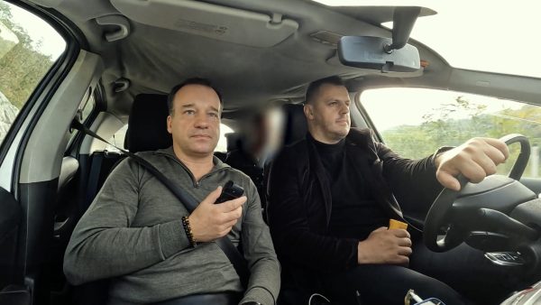 Misdaadjournalist en onderzoeksjournalist in de auto opweg naar het hoofd van The Pink Panthers