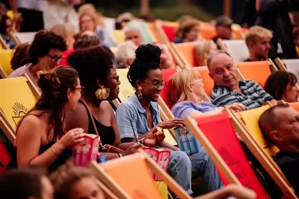 Vrouwen bij het lumiëre open air film festival, een van de zomer uitjes die LINDA. tipt.