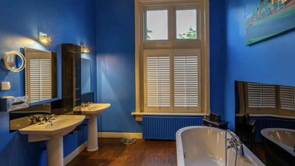 Felblauwe badkamer - What the Funda 