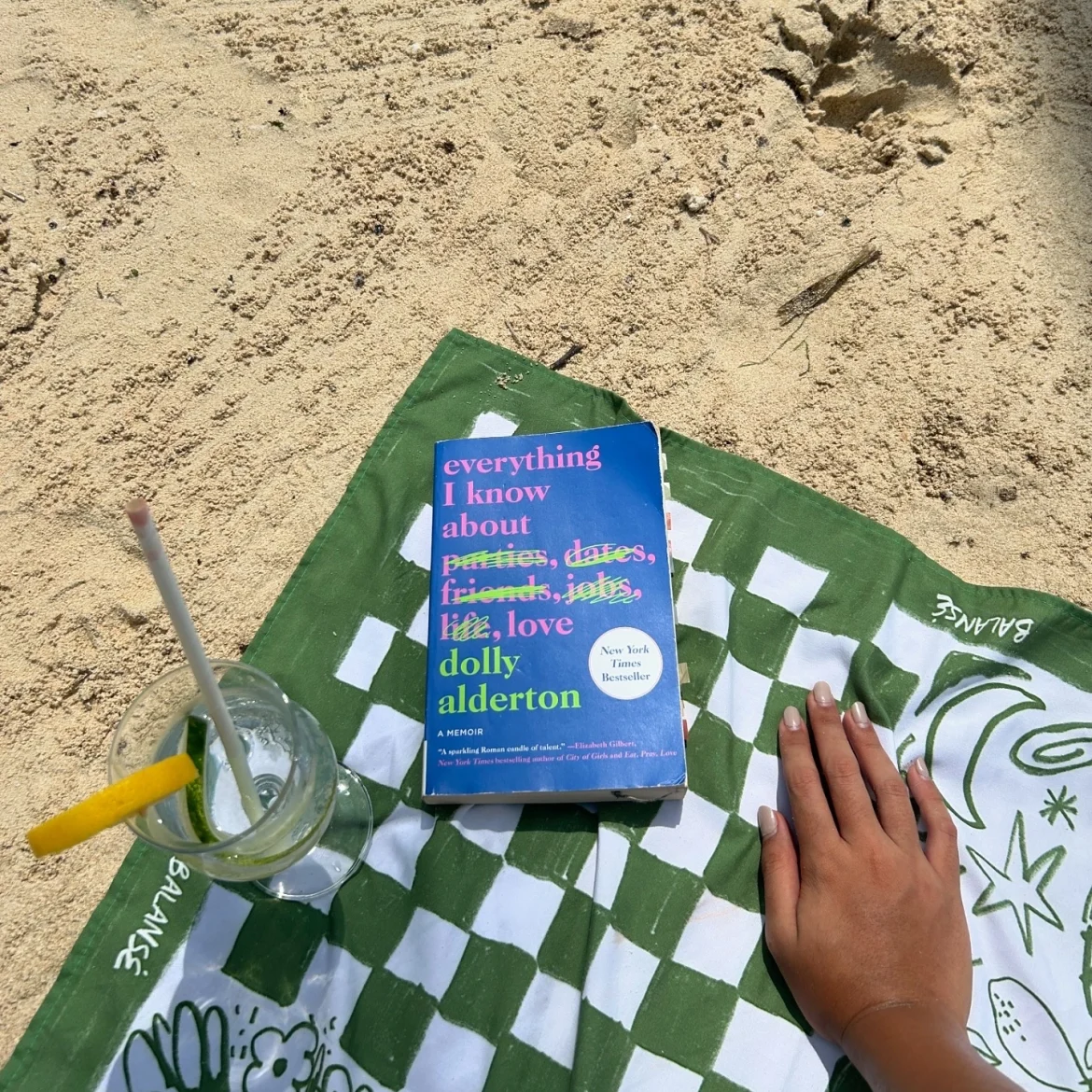 Boek lezen op het strand