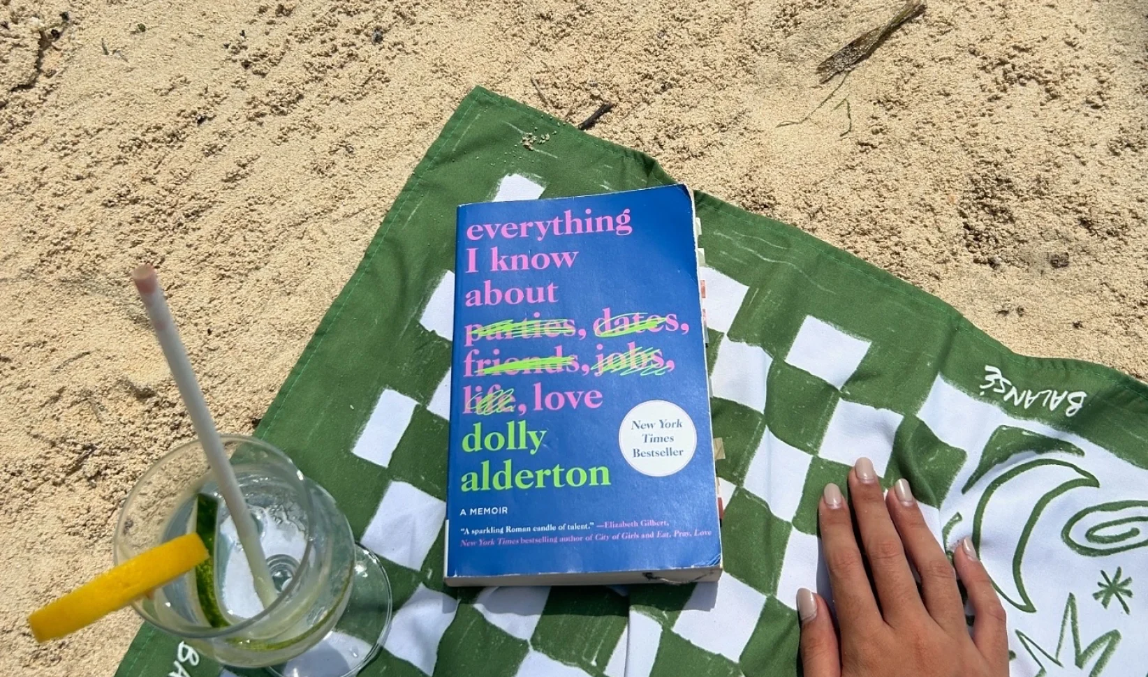 Boek lezen op het strand