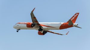 Thumbnail voor Vliegtuig maakt noodlanding: passagier zorgt voor paniek nadat hij urineert in gangpad