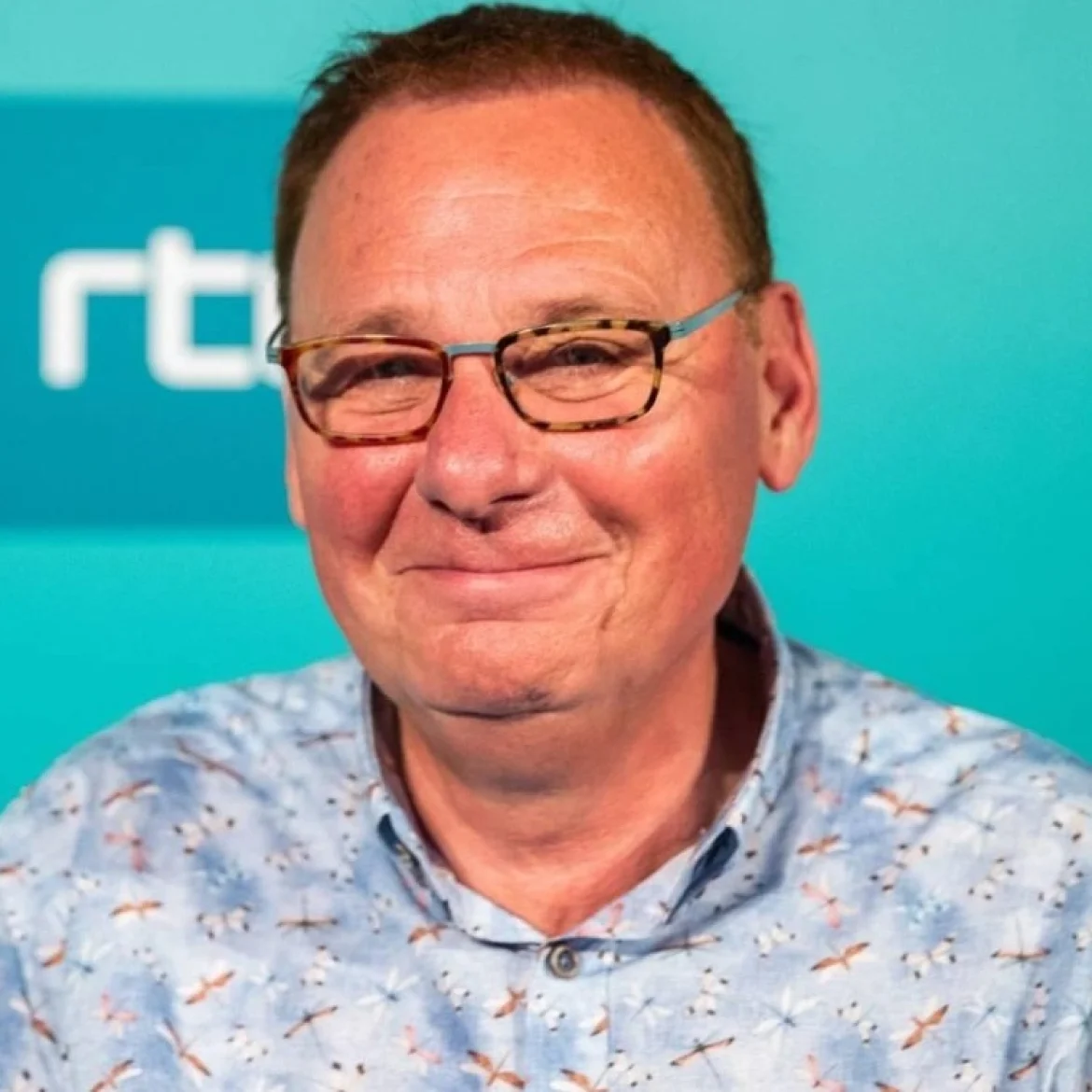 Jan de Hoop is "langzaam maar zeker aan het opkrabbelen" na zijn hartinfarct vorige maand. "Ik ga verder met revalideren. Iedere dag een beetje meer, vol goede moed".