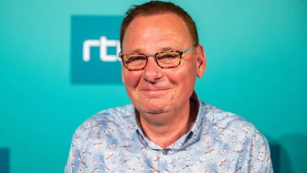 Jan de Hoop is "langzaam maar zeker aan het opkrabbelen" na zijn hartinfarct vorige maand. "Ik ga verder met revalideren. Iedere dag een beetje meer, vol goede moed".