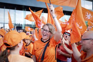 Thumbnail voor Duizenden Oranjefans in een mars naar het Allemand-stadion in Luzern voor eerste wedstrijd EK Vrouwen