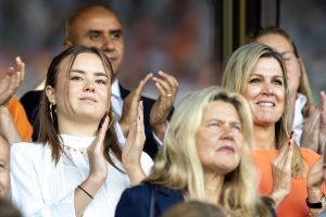 Thumbnail voor Koningin Máxima en prinses Ariane zwaaien, juichen en zingen mee tijdens openingswedstrijd Oranjevrouwen