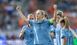 Thumbnail voor Kop is eraf: Oranjevrouwen winnen op EK met 3-0 van Wales
