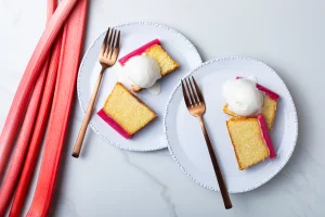 Thumbnail voor Rabarber is weer in het seizoen en daarom wil je déze simpele rabarbercake maken