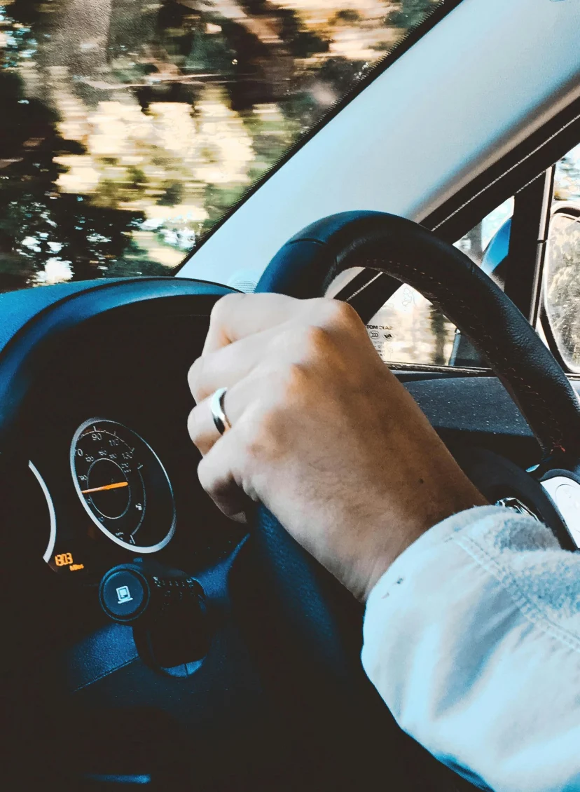 Man achter het stuur (blijkt vrouw vergeten)