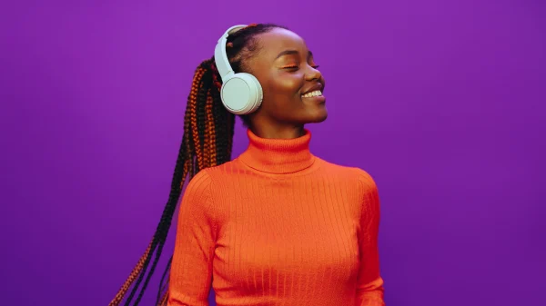 Vrouw met koptelefoon op luistert naar podcast in de zomer