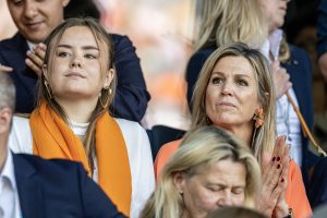 Thumbnail voor Máxima en Ariane juichen voor Oranje - en de blouse van de prinses shop je nu in de sale