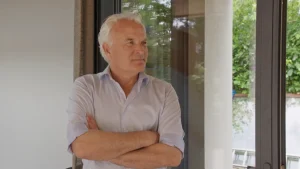 Thumbnail voor Bob Sikkes vindt het onbegrijpelijk dat de open haard blijft in 'De Moeite Waard?!': 'Alsof het geld op is'