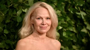 Thumbnail voor Pamela Anderson openhartig over imago als stoeipoes en keuze om geen make-up meer te dragen