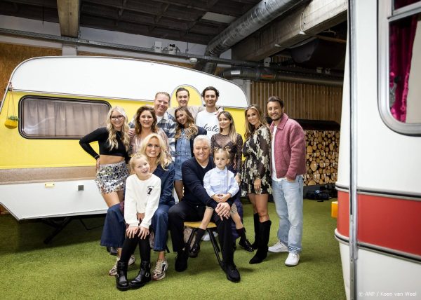 Languit op de bank met een bakje chips: de familie Froger komt met nieuw tv-programma