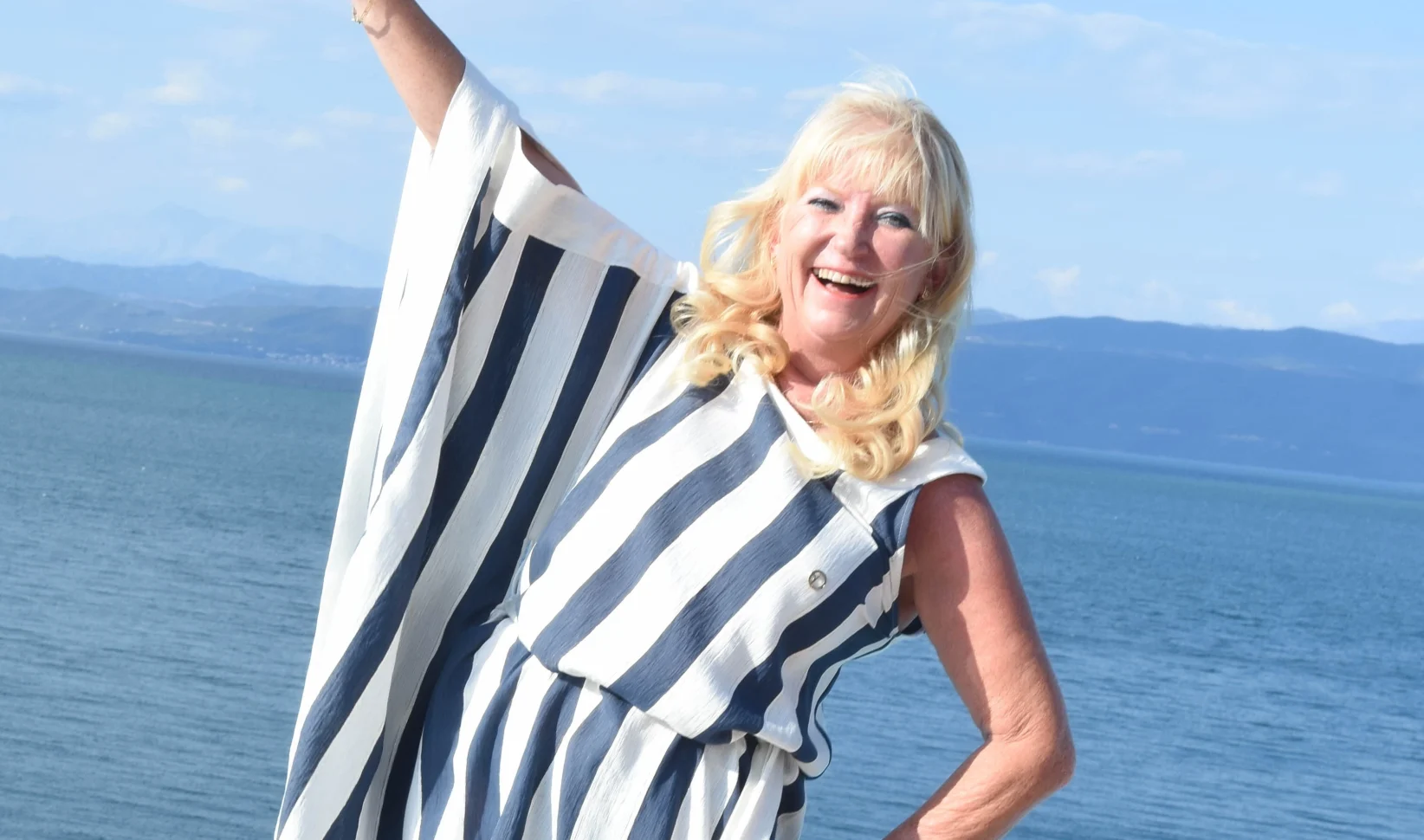 Iris uit B&B Vol Liefde 2024 uit Griekenland met de Griekse vlag